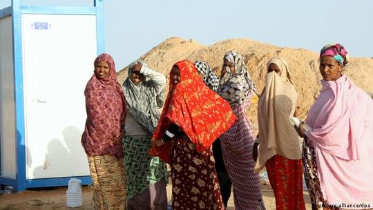 توالت در مناطق بحرانی
در مناطق بحران زده مثل این اردوگاه آوارگان سومالیایی در تونس (عکس) تهیه سرویس‌های بهداشتی نیاز به کار بزرگ لجستیکی دارد. در این اردوگاه‌ها معمولا سرویس‌های بهداشتی وجود ندارند و باید سرویس‌های از پیش ساخته شده به این مناطق منتقل شوند.