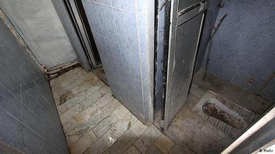 توالت‌های کنار جاده
سرویس‌های بهداشتی در جاده‌های ایران کابوس هر گردشگری است. آن‌ها يا آب ندارند و شير آب‌شان شكسته شده است يا اگر هم آب دارند، كثيفی مضاعف مانع استفاده از آن می‌‌شود.