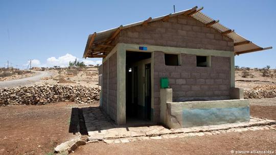 سرمایه‌گذاری در بهداشت
بیماری‌های واگیردار در جاهایی که توالت بهداشتی وجود ندارد با سرعت بیشتری رواج می‌یابند. اثبات این امر را می‌توان در کیبرا، بزرگترین حلبی‌آباد آفریقا دید که ساکنان آن در درون کیسه‌های پلاستیک مدفوع می‌کنند و آن را دور می‌اندازند. اما از زمانی که این توالت‌ها (عکس) در محلات فقیرنشین نایروبی ساخته شده‌اند از میزان بیماری‌های واگیردار نیز بشدت کاسته شده است.