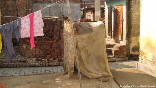 این هم یک توالت است!
توالت‌هایی در دیگر نقاط جهان وجود دارند که بدون هرگونه امکانات بهداشتی، آب، برق و فاضلاب هستند. این توالت عمومی در ماتور هند واقع شده است. نارندرا مودی نخست وزیر هند می‌گوید 