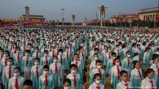 صد سالگی حزب کمونیست چین
گردآمدن دانش‌آموزان چینی در میدان 
