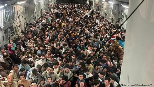 فرار از کابل
در پی سقوط کابل و قدرت‌گیری طالبان هزاران نفر برای ترک افغانستان به فرودگاه کابل هجوم آوردند.