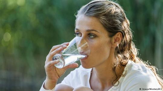 نوشیدن آب زیاد

آب زیاد بنوشید. قاعده نوشیدن آب روزانه: وزن بدن ضرب در عدد ۳۰ نشان‌دهنده میزان آب لازم روزانه برحسب میلی لیتر برای بدن شماست. مثال: کسی که ۶۰ کیلو وزن دارد، باید روزانه ۸/ ۱ لیتر آب بنوشد.