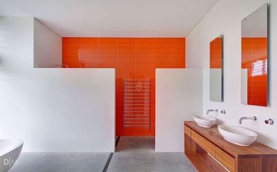 حتی یک حمام سفید رنگ نیز می‌تواند شاخصه‌ای رنگی و زنده داشته باشد با رنگی کردن یکی از دیوارها و استفاده از یک رنگ زنده و متضاد.