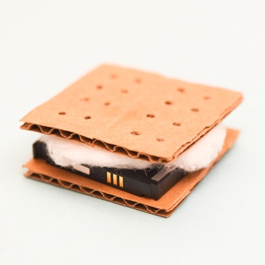 یک نوع دسر که با مارشمالو، شکلات و کرَکِر درست می‌شود با استفاده از یک قطعه‌ی کامپیوتری، پنبه و مقوا بازسازی شده است.