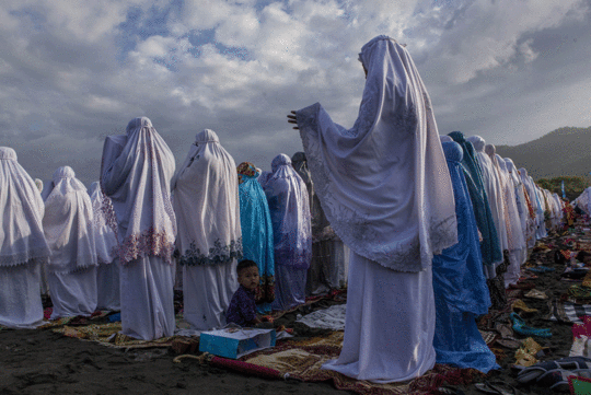 نماز عید مسلمانان اندونزی در ساحل دریای شن پارانگوکوزوما