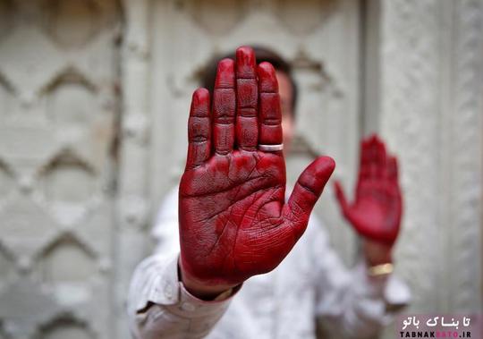 یک هندو در حال نشان دادن دست های جوهری شده خود پس از جشن هولی در ورینداوان در ایالت شمالی اوتار پرادش است