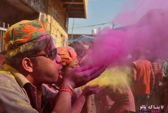 مردی در حال فوت کردن پودر‌های رنگی در حین برگزاری جشن هولی در شهر بارسانا در ایالت اوتار پرادش هند پوشانده اند