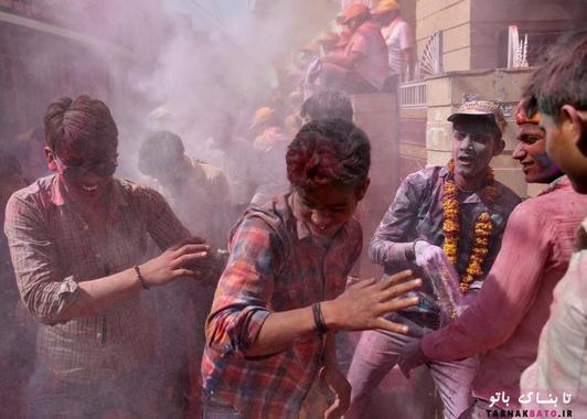 مردم در حال پاشیدن پودر‌های رنگی به سمت هم در حین برگزاری جشن هولی در شهر بارسانا در ایالت اوتار پرادش هند