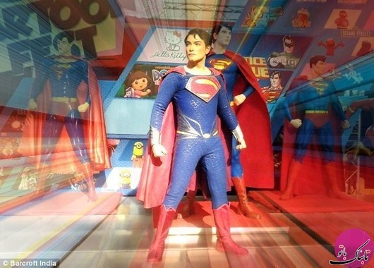 اومی گوید دوست دارد بین مردم به خصوص کودکان با این شکل و لباس ظاهر شود و فریاد بزند: من اینجام، سوپرمن واقعی