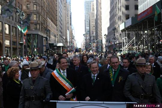 اندرو کومو فرماندار شهر نیویورک در حال پیاده‌روی با اِندا کِنی نخست وزیر ایرلند در راهپیمایی روز سنت پاتریک در شهر نیویورک