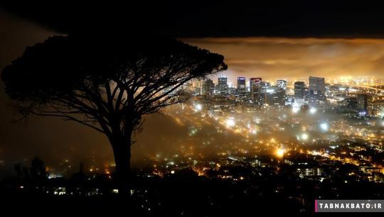 مه فصلی تمام ساختمان‌های مرکز شهر کیپ تاون آفریقای جنوبی را به طور کامل پوشانده است.