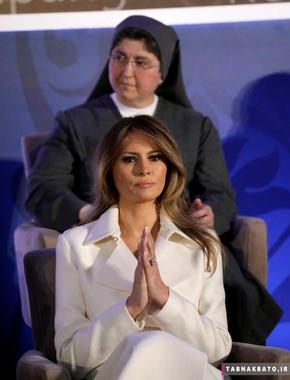 تشویق‌های ملانیا ترامپ، بانوی اول ایالات متحده آمریکا در هنگام اعلام برنده جایزه بین المللی زنان شجاع در سال 2017 میلادی توسط وزیر امور خارجه. در این تصویر خواهر کارولین از سوریه در هنگام برگزاری این مراسم، پشت سر ملانیا ترامپ نشسته است.