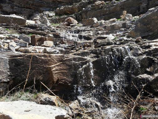 آبشار به‌ وجود آومده در پی بارش های فروردین ماه ۱۳۹۶ در روستای سیاهدره توابع نهاوند .جلال مومیوند از تهران 