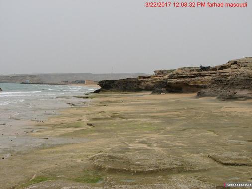 جزیره ناز ـ جزیره قشم ـ که هنگام پایین بودن آب به قشم متصل می شود و هنگام بالا بودن اب از قشم جدا می شود. فرهاد مسعودی