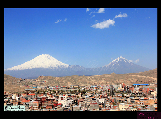  شهر مرزی بازرگان که بزرگترین گمرک زمینی کشور را در خود جای داده است، در منطقه آزاد ماکو با چشم اندازی از کوه های آرارات کشور ترکیه