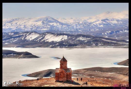  کلیسای زُر زُر مربوط به قرن 14 میلادی بر فرار دریاچه یخ زده سد ماکو