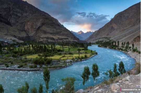 رود غیزر پاکستان، آب بی نهایت زلال و احاطه شده با پوشش گیاهی سبز