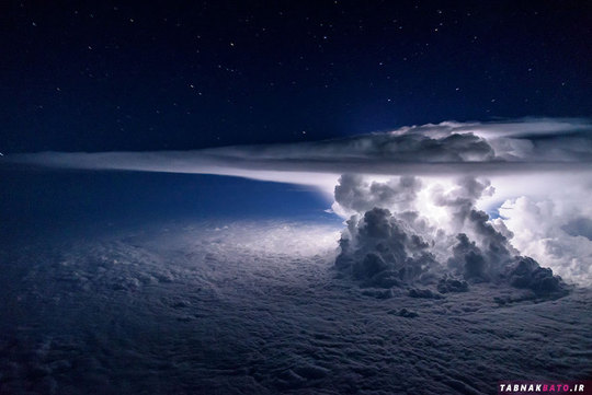 ابرهای بزرگ «کومولونیمبوس» از فاصله ۳۷۰۰ پایی بر فراز اقیانوس آرام، آمریکای جنوبی. این ابرها بلند و متراکم و همراه با صاعقه هستند و قبل از طوفان ظاهر می شوند