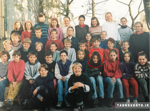 مریم اوزرلی در دوران دبیرستان در کنار همکلاسی هایش