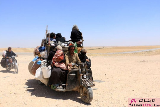 سوریه، خانواده ای در حال خروج از رقه سوریه برای فرار از تروریست های داعشی