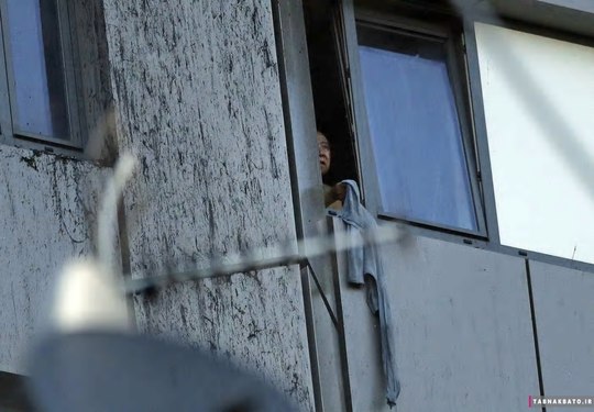 نگاه یک شهروند از پنجره به بیرون در جریان حادثه آتش سوزی برج لندن