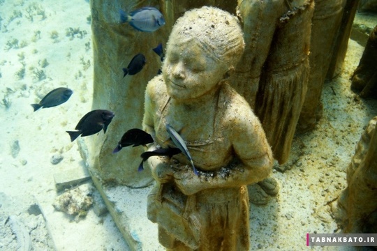 ترکیب زیبای مجسمه ی انسان و ماهی ها