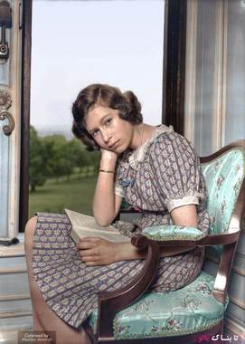 ملکه الیزابت دوم در نمایی کمتر دیده شده، ژوئیه ی سال ۱۹۴۰ میلادی، این عکس قدیمی به تازگی با استفاده از ابزارهای جدید به شکل رنگی نمایش داده شده است