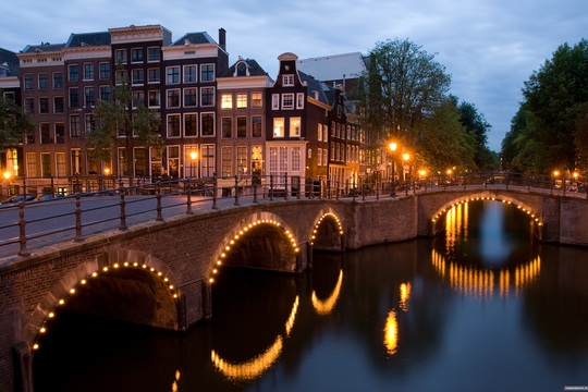 شهر و خانه های آمستردام بر روی ستون های چوبی که عمیقا در زمین فرو رفته  ساخته شده اند. زیرا زمین این شهر متشکل از گل و خاک های مرطوب است که ساختمان سازی بر روی آن مناسب نیست