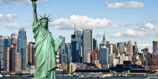 هلندی ها پایه های شهر نیویورک را بنا نهادند. به همین دلیل تا سال 1624 میلادی به آن نیوآمستردام می گفتند. پس از 40 سال شهرک نشینان هلندی آن جا را تسلیم بریتانیایی ها کردند و نام نیوآمستردام به نیویورک تغییر یافت