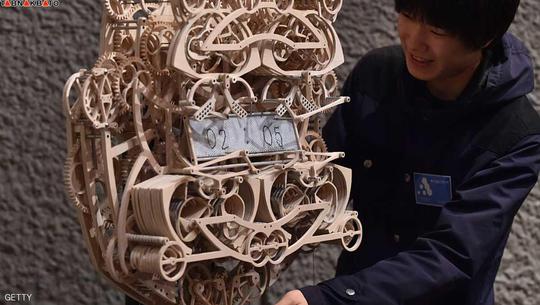 دانشجوی دانشگاه توکیو ساعتی چوبی را در کمال دقت و ظرافت طراحی و ساخته است
