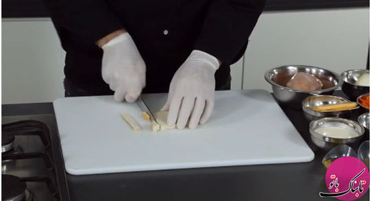 ابتدا قسمت‌های خشک و سفت اطراف نان تست را با یک چاقوی تیز، می‌بریم