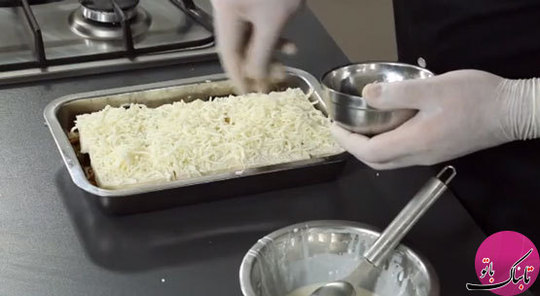 پنیر موزارلای رنده شده را روی نان تست‌ها می‌ریزیم و سینی را داخل فر با دمای 200 درجه‌ی سانتیگراد به مدت 25 دقیقه قرار می‌دهیم