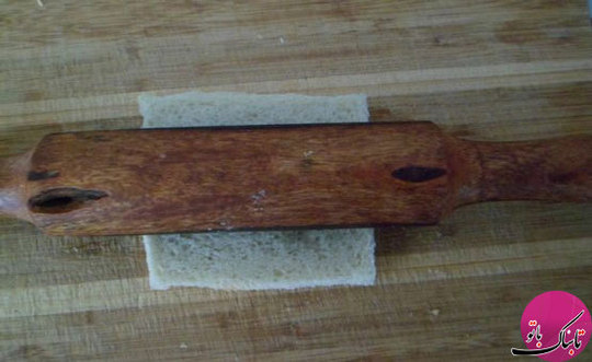 کناره‌های نان تست را گرفته و آن را به کمک وردنه پهن می‌کنیم به جای نان تست می‌توانیم از خمیر نان باگت نیز استفاده کنیم