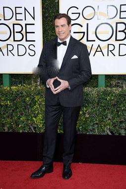 کت و شلوار جان تراولتا John Travolta در گلدن گلوب 2017 Golden Globe