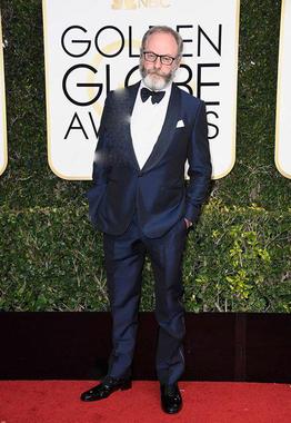 کت و شلوار لیام کانینگهام Liam Cunningham در گلدن گلوب 2017 Golden Globe
