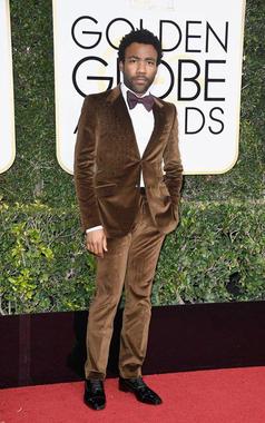 کت و شلوار دونالد گلوور Donald Glover در گلدن گلوب 2017 Golden Globe