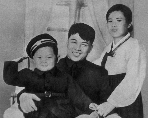 «کیم جونگ ایل» رهبر سابق کره شمالی همراه با پدرش «کیم ایل سونگ» بنیانگذار کره شمالی، و مادرش «کیم جونگ سوک»/ سال 1945