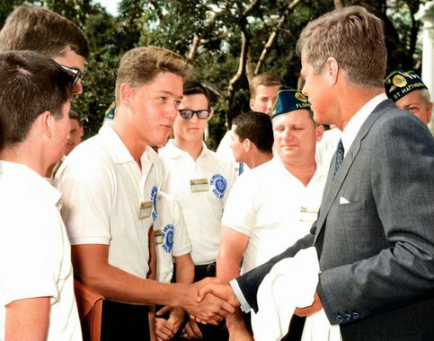 «بیل کلینتون» جوان در حالیکه با رییس جمهور جان اف. کندی در باغ رز کاخ سفید دست می دهد/ 24 جولای 1963