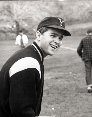 جورج بوش در لباس بیس بال در دانشگاه یول/ 1964 تا 1968