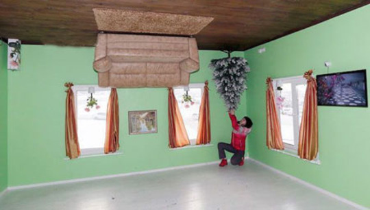 در Krasnoyarsk، روسیه، یک خانه وارونه به عنوان یک جاذبه اصلی برای جذب ساکنان محلی و گردشگران ساخته شده است ، در این خانه شما احساس می کنید بر روی سقف راه می روید و قانون جاذبه را شکسته اید زیرا تمام اشیاء در این خانه وارونه نصب شده اند.