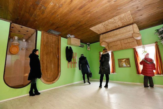 در Krasnoyarsk، روسیه، یک خانه وارونه به عنوان یک جاذبه اصلی برای جذب ساکنان محلی و گردشگران ساخته شده است ، در این خانه شما احساس می کنید بر روی سقف راه می روید و قانون جاذبه را شکسته اید زیرا تمام اشیاء در این خانه وارونه نصب شده اند.