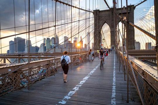 پل بروکلین
پلی معلق در مقیاس بزرگ که بخش‌های نیویورک را به هم متصل می‌کند، یک نمونه خلاقانه از معماری اواخر قرن نوزدهم است که برای همیشه ساختار پل‌ها را تغییر داد.
