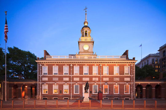 سالن استقلال
قانون اساسی و اعلام رسمی استقلال با  اهمیت تاریخی بی‌نظیر، در این ساختمان فیلادلفیا امضا شد تا بنیادی از دموکراسی‌ را که ایالات متحده بر اساس آن ساخته شده است،‌ خلق کند.