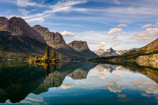 پارک صلح ملی یخچال واترتون
در مرز بین آلبرتا ، کانادا و مونتانا، اولین پارک بین‌المللی صلح در جهان، زیبایی‌های منحصر به فرد هر دو محیط را به طرز برجسته‌ای به نمایش می‌گذارد.