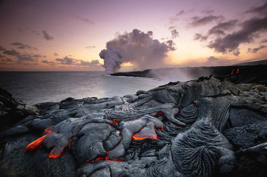 پارک ملی آتشفشان هاوایی
فوران‌های آتشفشانی در پارک ملی هاوایی با دو کوهی که بیشترین فعالیت آتشفشانی جهانی را دارند، طبیعی است. این فوران‌ها همواره چشم‌انداز جزیره را تغییر می‌دهند.
