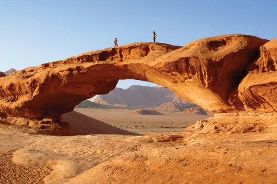 وادی رم (Wadi Rum)، اردن
ذیب (Theeb) نام فیلمی است که در بیابان‌های اطراف وادی رم در اردن فیلم‌برداری شده است. این فیلم داستان پسر نوجوانی به نام ذیب را نقل می‌کند که در سال ۱۹۱۶ و در زمان سقوط امپراطوری عثمانی، یک افسر بریتانیایی را در بیابان راهنمایی می‌کند. کارگردان این فیلم، از بادیه‌نشینان عرب به عنوان بازیگر استفاده کرده‌است، بادیه نشینانی که ۱۲۰۰۰ سال است که در این منطقه سکونت دارند. این فیلم، مناظر بی نظیری از بیابان وادی رم را به تصویر می‌کشد. برج‌های ماسه‌سنگی مناطق حفاظت شده و دره‌های گسترده، به گونه‌ای در این فیلم به نمایش در می‌آیند که بینندگان را به بازدید از آن ترغیب می‌کنند. گر‌چه امروزه صنعت گردشگری اردن، به دلیل منازعات و جنگ در کشور‌های همسایه، با مشکل مواجه شده‌است.



