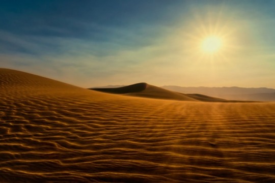 صحرای بزرگ آفریقا
بزرگ‌ترین صحرای گرم جهان که در شمال آفریقا واقع شده است، ۱۰ کشور را در بر می‌گیرد و مساحتی نزدیک به ۹,۴۰۰,۰۰۰ کیلومتر مربع (برابر با 3,629,360 مایل مربع) را می‌پوشاند یعنی به اندازه ی مساحت کشور چین. این بیابان از ارگ ها (Erg مناطقی پوشیده از تپه‌های شن و ماسه‌ای)، دشت‌های سنگی و وادی‌ها یا دره‌های خشک تشکیل شده‌است. ساکنان این بیابان، از نژاد‌های گوناگونی هستند مانند قوم بربر در مراکش، نوبی‌ها و صحراوی‌ها در موریتانی. بیشتر وسعت این بیابان که از لیبی، الجزایر و مصر می‌گذرد، در حال حاضر در دسترس گردشگران قرار ندارد اما کاروان‌های شتر که از این نواحی می‌گذرند، گردشگران را به تپه‌های شنی Merzouga و Zagora می‌برند تا از تماشای درخشش ستارگان بر پهنه‌ی صاف و وسیع آسمان لذت ببرند.