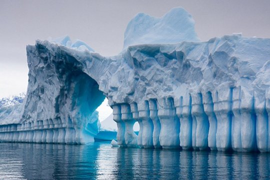 جنوبگان Antarctica

جهان شیشه‌ای دریای ودل (Weddell Sea) تصویر سوررئالی از آسمان‌خراش‌های یخی است که در امتداد افق کشیده شده‌است. آسمان‌خراش‌هایی که جریان باد و آب، آنها را به اشکال خارق‌العاده‌ای نظیر کاخ‌های شرقی و قلعه‌های متروکه در آورده‌است.